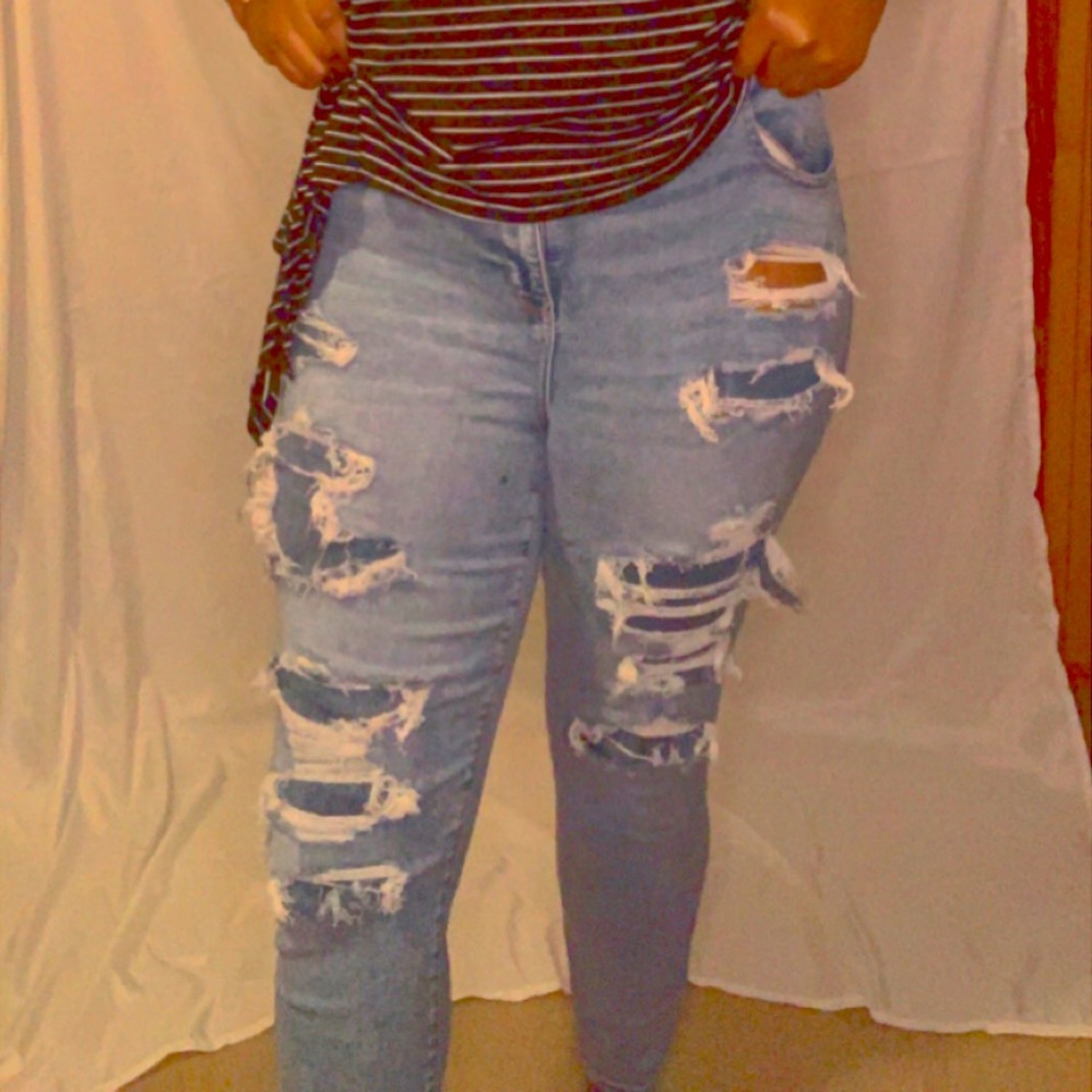 American Eagle. Size 16 Distressed jeans